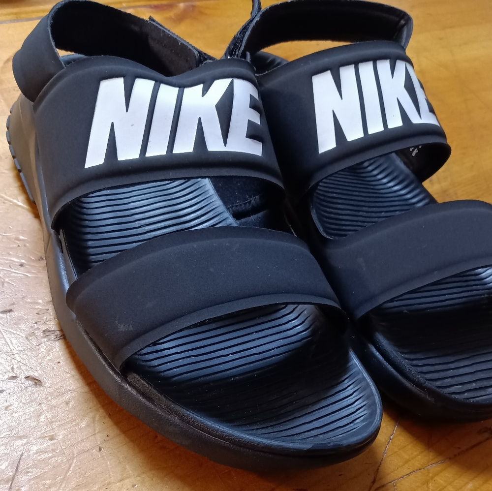 Woman's Nike tanjun